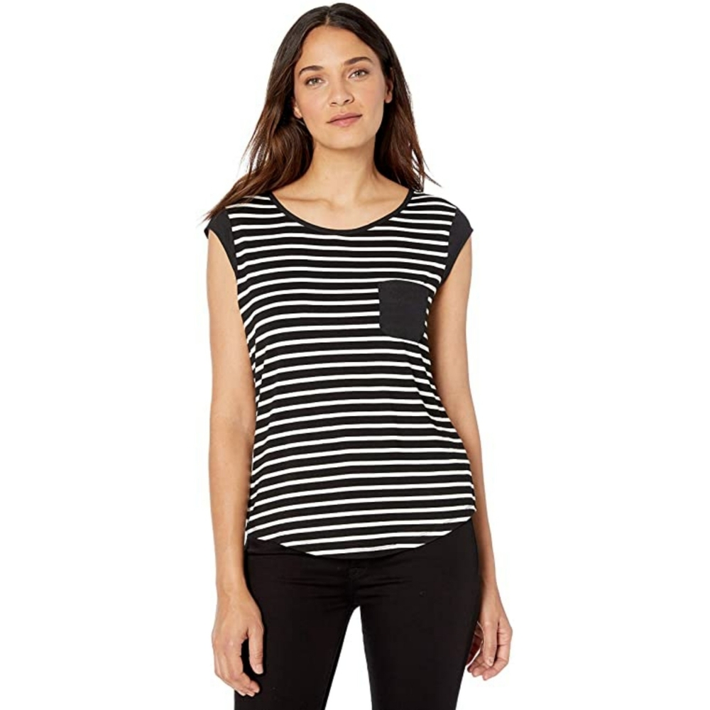 Calvin klein  T-shirt featuring scoop neckline and relaxed fit